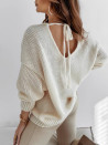 Ženski pulover s spektakularnim hrbtom K87130 bela