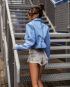 Ženski kratek plašč A1433 svetlo modra