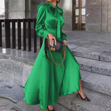 Ženska satenska obleka s trakom na vratu 2525 zelena