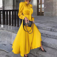 Ženska satenska obleka s trakom na vratu 2525 rumena